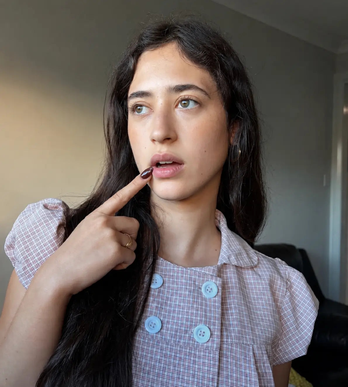 Neck posture before using the VivoSleep traction device, second example